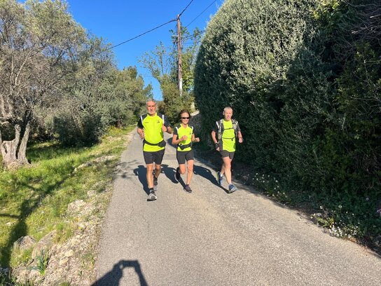 Coureur débutant sur un chemin côtier en bord de mer.