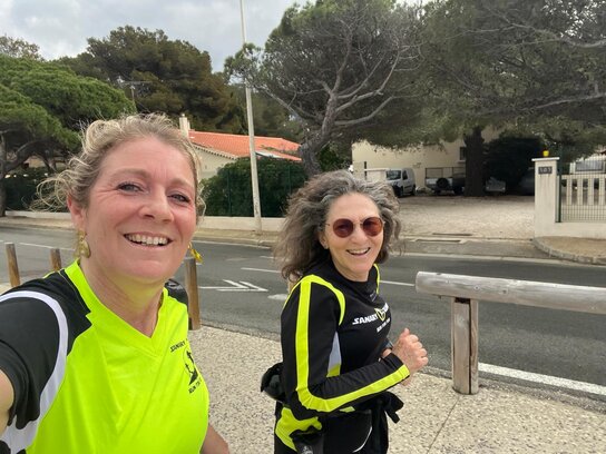 Groupe de coureurs du club Sanary Running réunis sur la piste du stade de la Guicharde.